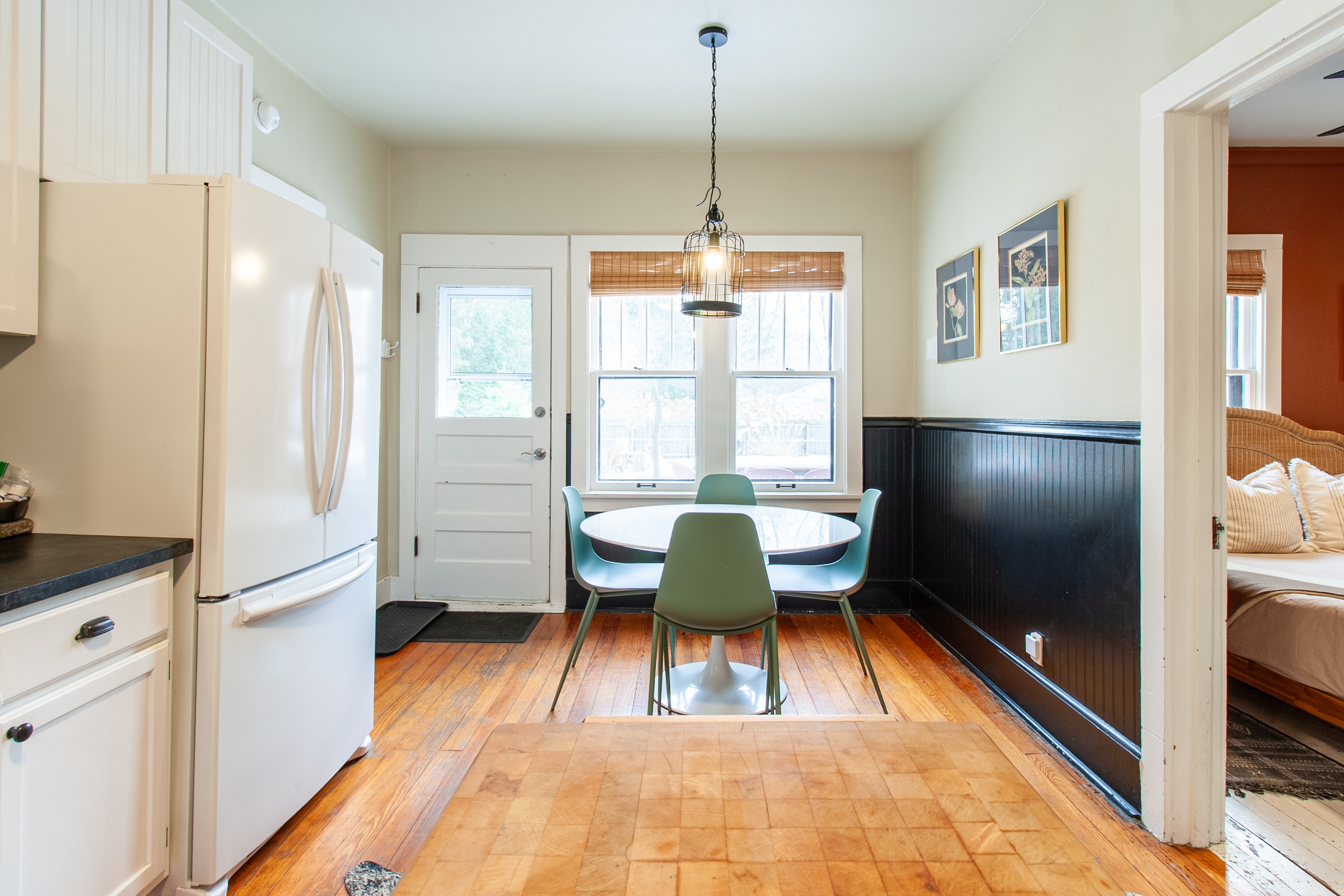 Eat-in kitchen with dining table